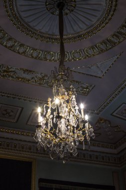 Metal ve camdan yapılmış klasik lamba. 