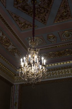 Metal ve camdan yapılmış klasik lamba. 