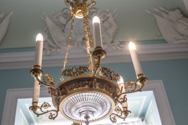 Metal ve camdan yapılmış klasik lamba. 