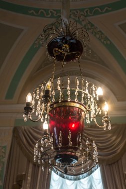 Metal ve camdan yapılmış klasik lamba. 