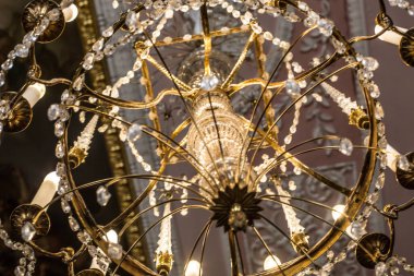 Metal ve camdan yapılmış klasik lamba. 