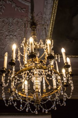 Metal ve camdan yapılmış klasik lamba. 