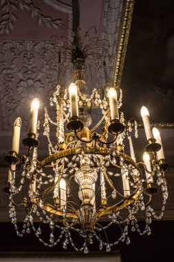 Metal ve camdan yapılmış klasik lamba. 