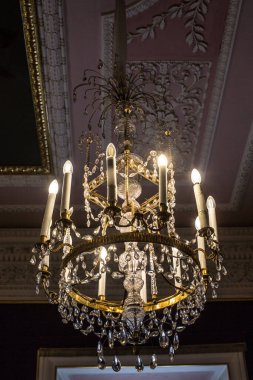 Metal ve camdan yapılmış klasik lamba. 