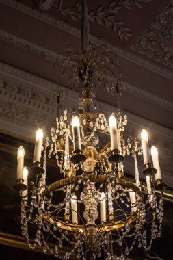 Metal ve camdan yapılmış klasik lamba. 