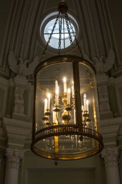 Metal ve camdan yapılmış klasik lamba. 