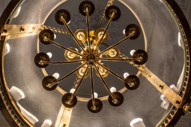 Metal ve camdan yapılmış klasik lamba. 