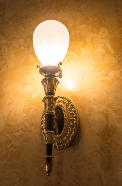 Metal ve camdan yapılmış klasik lamba. 