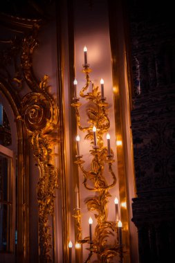 Metal ve camdan yapılmış klasik lamba. 