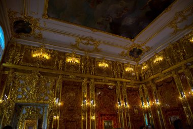 Metal ve camdan yapılmış klasik lamba. 