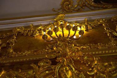 Metal ve camdan yapılmış klasik lamba. 