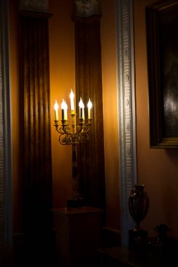 Camdan ve metalden yapılmış klasik lamba kapalı bir yerde. 