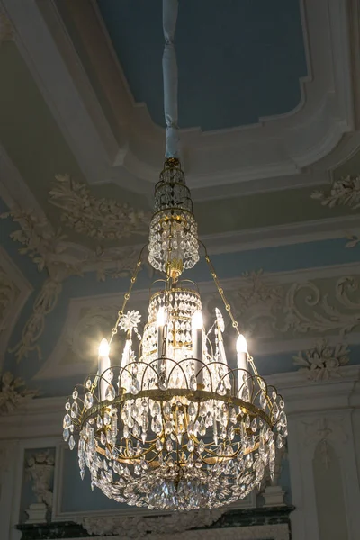 Metal ve camdan yapılmış klasik lamba. 