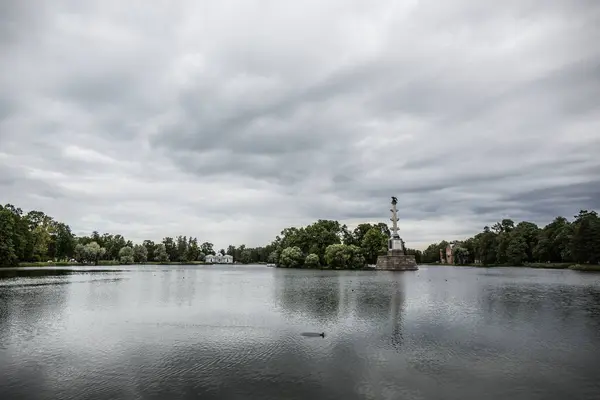 Primer Plano Superficie Del Agua Del Río Bajo Nubes Azules — Foto de Stock