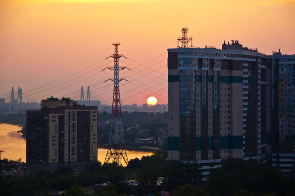 Puesta Sol Roja Sobre Una Zona Residencial Ciudad Junto Río —  Fotos de Stock