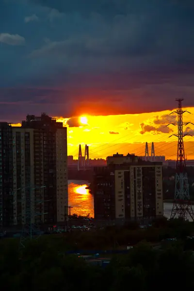 Rode Zonsondergang Boven Een Woonwijk Stad Aan Rivier — Stockfoto
