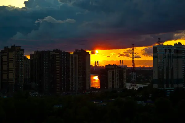 Rode Zonsondergang Boven Een Woonwijk Stad Aan Rivier — Stockfoto