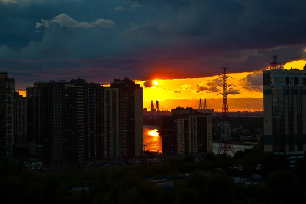 Rode Zonsondergang Boven Een Woonwijk Stad Aan Rivier — Stockfoto