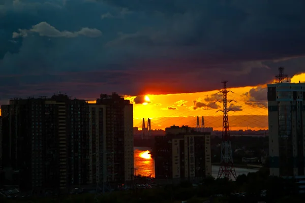 Rode Zonsondergang Boven Een Woonwijk Stad Aan Rivier — Stockfoto