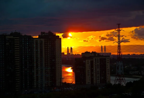 Rode Zonsondergang Boven Een Woonwijk Stad Aan Rivier — Stockfoto