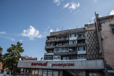 Taş döşeli bir caddede eski bir tuğla bina. 