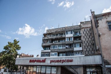 Taş döşeli bir caddede eski bir tuğla bina. 