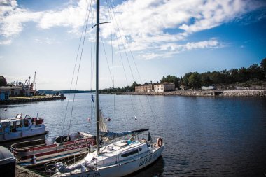 Nehirdeki yolcu gemisine yakın çekim 