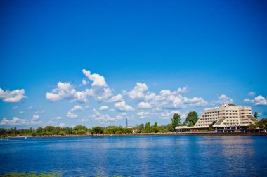 Mavi bulutların altında nehrin su yüzeyine yakın çekim 