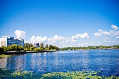Mavi bulutların altında nehrin su yüzeyine yakın çekim 