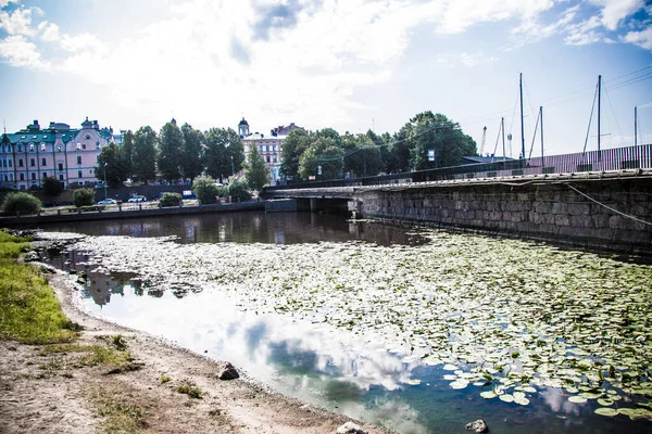 Gros Plan Surface Eau Rivière Sous Les Nuages Bleus — Photo