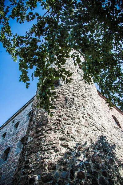 Alter Weißer Steinturm Nahaufnahme Der Altstadt Vor Dem Hintergrund Blauer — Stockfoto