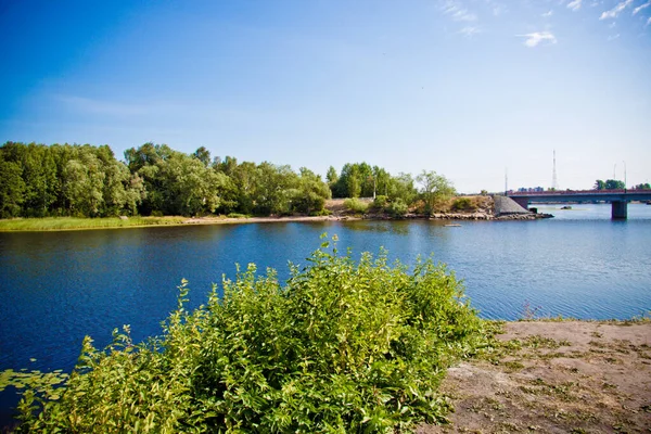 Gros Plan Surface Eau Rivière Sous Les Nuages Bleus — Photo