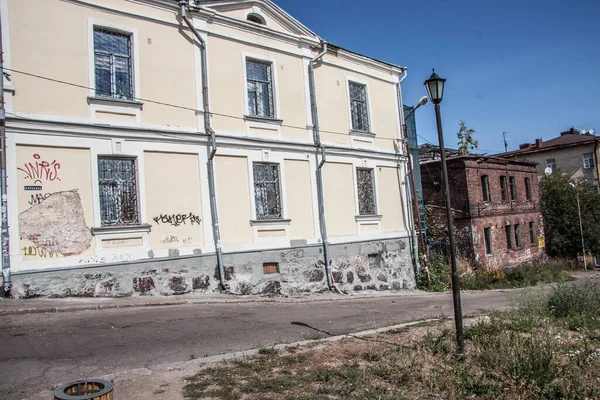 Velho Tijolo Edifício Baixo Edifício Uma Rua Pedra Pavimentada — Fotografia de Stock