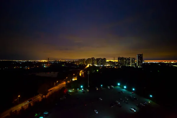Panoramablick Auf Die Nächtliche Stadt Aus Nächster Nähe — Stockfoto