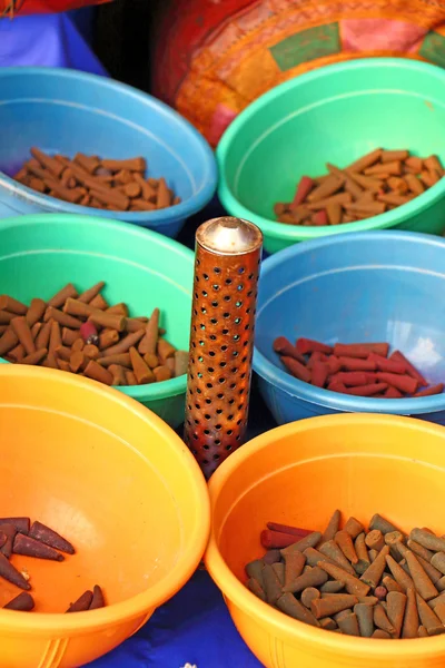 Renkli çamaşır kaselerinde tütsü standı ve Tütsü.