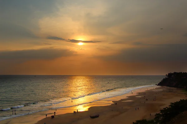 Varkala sahilinde gün batımı. Güney Hindistan