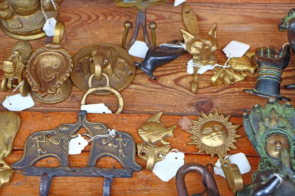 Ahşap bir masa üzerinde dekoratif metal askıları. yulaf kancaları.