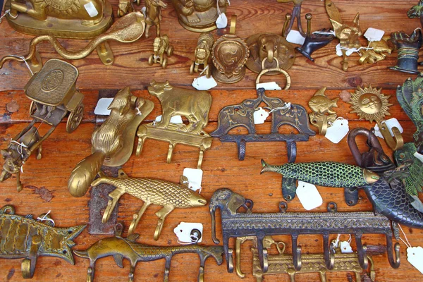 Ahşap bir masa dekoratif metal askı. Kat kanca.