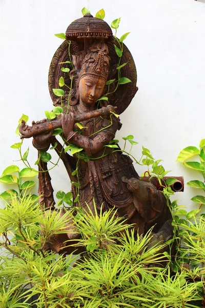 Ancient Hindu statue in foliage. India — Stock Photo, Image