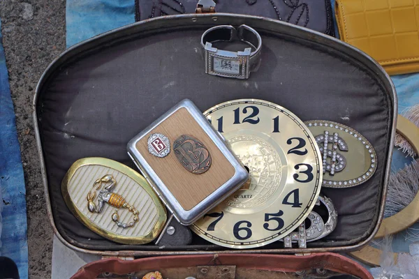 Antigüedades en la maleta. Mercado de pulgas — Foto de Stock