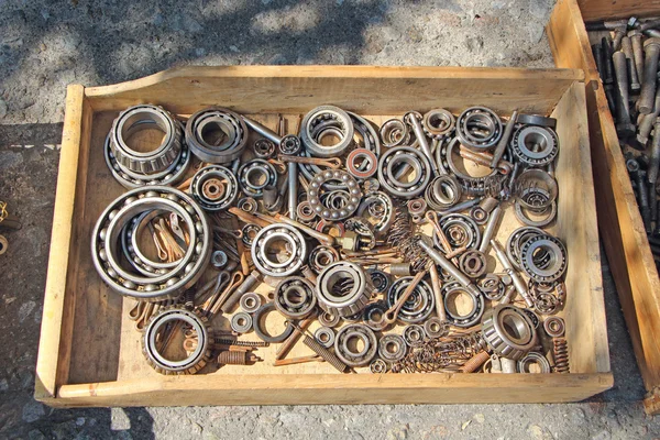 Eski yatakları. Tahta kutu