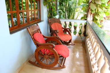 Verandada sallanan sandalyeler. Hindistan