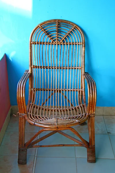 Hasır Sandalye balkon. Mavi arka plan