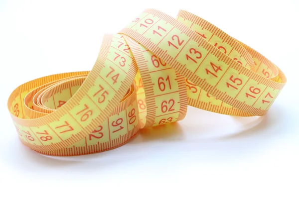 Santimetre sarı renk ölçüm uzunluğu ve birim üzerinde beyaz bir arka plan için kumaştan