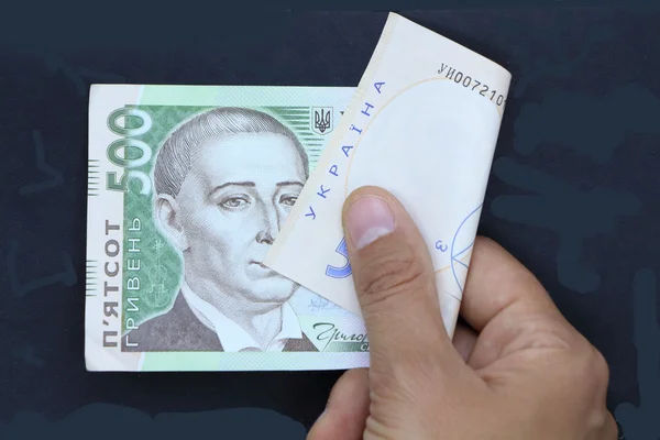 Ukraynalı para bir el. Siyah arka plan