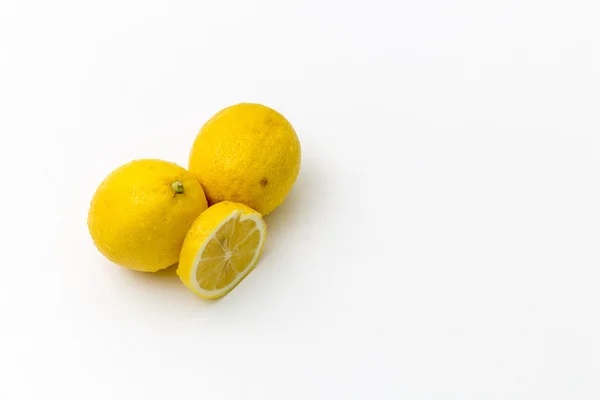 Limón fresco aislado en blanco — Foto de Stock