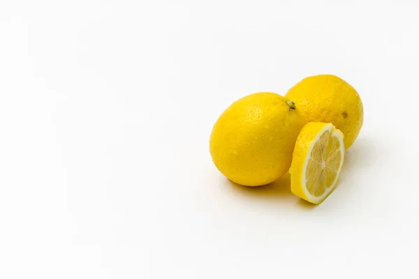 Citron frais isolé sur blanc — Photo