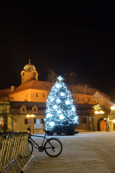 Arbre de Noël sur la place centrale de Podebrady, République tchèque — Photo