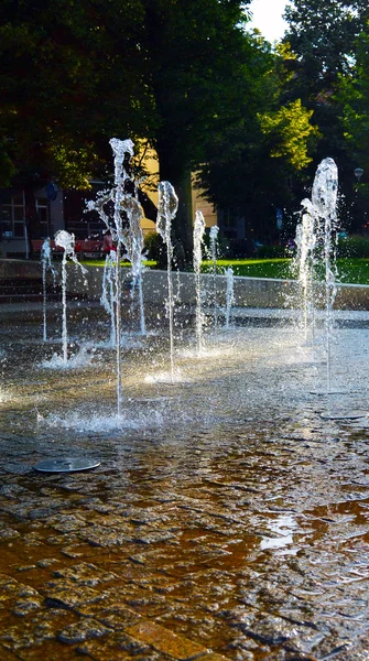 Spritzende tanzende Fontänen im Park. Podebrady — Stockfoto