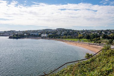 Torquay, Devon, uk. 09-30-25. Torquay limanı Corbyn Head 'e ve Grand Hotel' e bakıyor. İngiliz Rivierası ve Torbay filmi. 